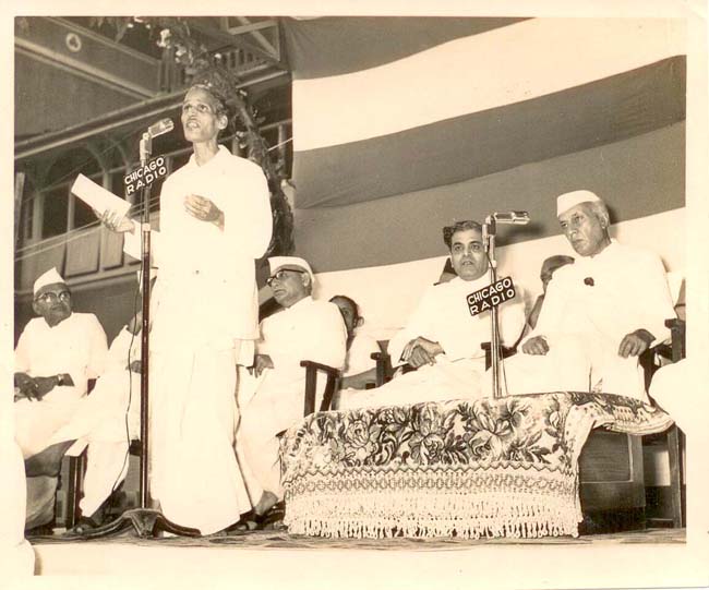 Pradeep sings “Ae Mere Watan Ke Logon” before prime minister Jawaharlal Nehru at R.M. School, Mumbai, March 21, 1963